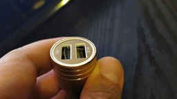 Автомобильное зарядное устройство в прикуриватель UFT CC1 2xUSB (UFTCC1Gold) фото от покупателей 4