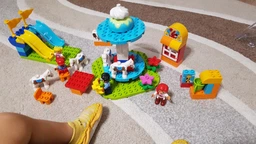 Конструктор LEGO DUPLO Семейный парк аттракционов 61 деталь (10841)