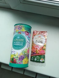 Купаж чорного та зеленого чаю Lovare Splashes Champagne з ягодами годжі тубус 80г фото від покупців 12