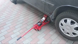 Профессиональный подкатной домкрат Torin T825010R низкий профиль 2 т (CE)/2.5 т (ASME) с поворотной ручкой 89-359 мм фото от покупателей 6