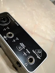 Аудиоинтерфейс Behringer UM2