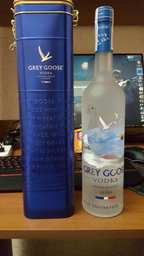 Горілка Grey Goose 0.75 л 40% в металевій коробці (7640175710088)