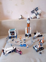 Конструктор LEGO City Космическая ракета и пункт управления запуском 837 деталей (60228)