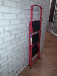 Стремянка Forte LFD106TB из 3 ступеней Красная