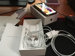 Мобильный телефон Apple iPhone Xs 64GB Gold (MT9G2) Официальная гарантия фото от покупателей 10