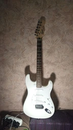 Электрогитара Fender Squier Bullet Stratocaster Tremolo (227044) Arctic White фото от покупателей 5