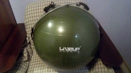 М'яч для фітнесу LiveUP з еспандером 65 см Green (LS3227)