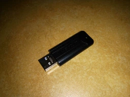Флеш память USB Verbatim PinStripe 16GB USB 3.2 Gen1 Black (49316)