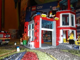 Конструктор LEGO City Пожарное депо 509 деталей (60215) фото от покупателей 14