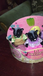 Набір фігурок Li`l Woodzeez - Сім'я Скунсів 4шт. + книжка (6258Z) фото від покупців 2