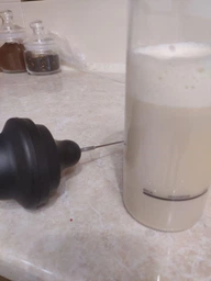 Портативний міксер капучинатор для вершків та молока Milk Frother спінювач молока з Чашею 450мл. та Подвійним вінчиком + 2 батарейки Чорний фото від покупців 12