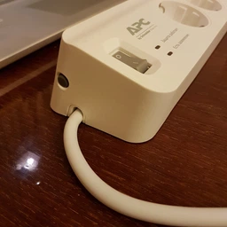 Сетевой фильтр APC Essential SurgeArrest 5 розеток + 2 USB White (PM5U-RS) фото от покупателей 5