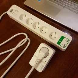 Сетевой фильтр APC Essential SurgeArrest 1 розетка White (PM1W-RS) фото от покупателей 6