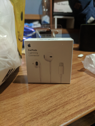 Навушники Apple iPhone EarPods with Mic Lightning (MMTN2ZM/A) фото від покупців 17