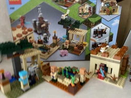 Конструктор LEGO Minecraft Патруль розбійників 562 деталі (21160)
