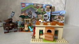 Конструктор LEGO Minecraft Патруль розбійників 562 деталі (21160) фото від покупців 1