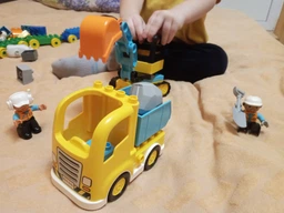 Конструктор LEGO DUPLO Town Вантажівка та гусеничний екскаватор 20 деталей (10931) фото від покупців 14