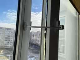 Обмежувач відкривання для вікон та дверей з тросиком, коричневий фото від покупців 17