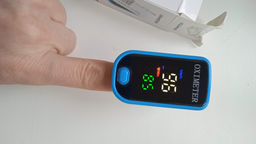 Пульсоксиметр на палець для вимірювання пульсу і сатурації крові Pulse Oximeter з батарейками фото від покупців 1