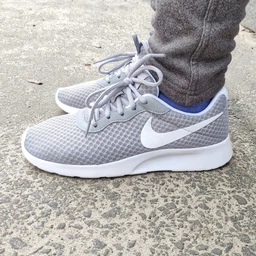 Кроссовки Nike Wmns Tanjun 812655-010 