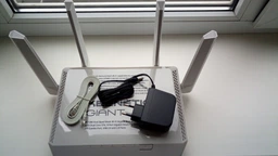 Беспроводной маршрутизатор KEENETIC Giant (KN-2610) (AC1300, 1xSFP WAN, 1xGE WAN, 8xGE LAN, 1xUSB2.0, 1xUSB3.0, 4 антенны 5 дБи)