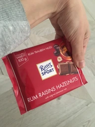 Шоколад Ritter Sport Молочный с ямайским ромом, изюмом и орехами 100 г (4000417012005/4000417601216) фото от покупателей 1