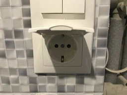 Розетка Schneider Electric Sedna з заземленням з захисними шторками та кришкою алюміній SDN3100160 фото від покупців 2