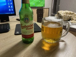 Подарочный набор пива Budweiser светлое фильтрованное 5% 0.5 л x 4 шт. + кружка 0.5 л (8594403707380)