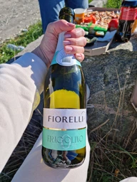 Винный напиток игристый ароматизированный Фраголино безалкогольное Fiorelli Bianco белое сладкое 0.75 л 0% (8002915006063)