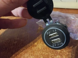 Автомобильный адаптер - зарядка в прикуриватель с вольтметром ( usb розетка в авто ) WM2022 2 порта USB 2.1А синяя подсветка фото от покупателей 4
