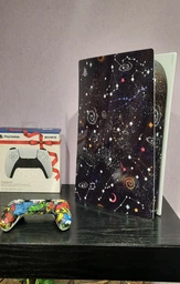 Виниловая наклейка на Sony PlayStation PS5 консоль и контроллер с принтом космос, арт.700349 фото от покупателей 1