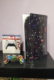 Виниловая наклейка на Sony PlayStation PS5 консоль и контроллер с принтом космос, арт.700349