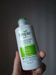 Легкий увлажняющий крем - Simple Kind To Skin Hydrating Light Moisturiser 125ml (936568-106171) фото от покупателей 2