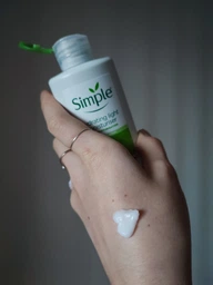 Легкий увлажняющий крем - Simple Kind To Skin Hydrating Light Moisturiser 125ml (936568-106171) фото от покупателей 1