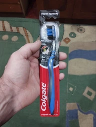 Зубная щетка Colgate Зиг Заг Древесный уголь Средней жесткости Оранжевая (2170000000121) фото от покупателей 8
