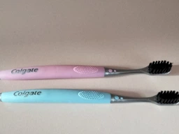 Зубная щетка Colgate High Density древесный уголь мягкая 2 шт (8718951369153) фото от покупателей 14