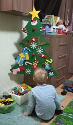 Новогодняя фетровая елочка на стену с набором игрушек на липучках, елка из фетра фото от покупателей 3