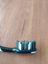 Зубная щетка Colgate Max White Charcoal черная отбеливающая мягкая 2 шт (8718951382602) фото от покупателей 11