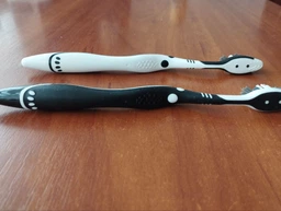 Зубная щетка Colgate Max White Charcoal черная отбеливающая мягкая 2 шт (8718951382602) фото от покупателей 7