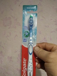 Зубная щетка Colgate Max White отбеливающая средней жесткости (8714789417066) фото от покупателей 2