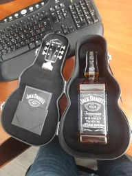Теннесси Виски Jack Daniel's Old No.7 0.7 л 40% в футляре гитары (5099873704790) фото от покупателей 6