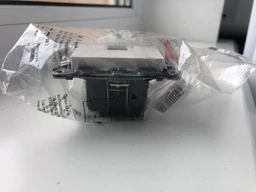 USB-розетка подвійна Legrand Valena Life 240 В / 5 В 1500 мА Слонова кістка (753512) фото від покупців 1