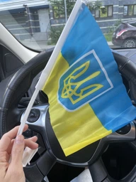 Автомобільний прапор України з тримачем 30х20 см, Автопрапор із кріпленням на флагштоку на скло машини аксесуар для автомобіля комплект 2 шт Kayfovo K30-20 фото від покупців 2