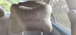 Автомобільна подушка АвтоХоп на підголовник з чорним логотипом Toyota