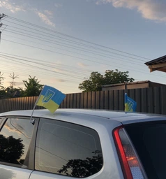 Автомобільний прапор України з тримачем 30х20 см, Автопрапор із кріпленням на флагштоку на скло машини аксесуар для автомобіля комплект 2 шт Kayfovo K30-20 фото від покупців 1