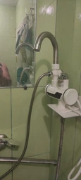 Проточний водонагрівач цифровий з душем нижнє підключення Білий