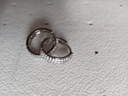Сережки кільця Хuping Jewelry з камінням ззаду дірочки 1.6 см сріблясті