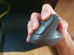 Мышь Logitech Lift Vertical Ergonomic Wireless/Bluetooth Graphite (910-006473) фото от покупателей 2