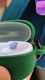 Силиконовый чехол Nik с карабином для OPPO Enco Air 2 (ETE11 W13) красный фото от покупателей 1