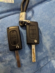 Корпус выкидного ключа Citroen Berlingo C4, C5, C6, C8 Xsara Picasso Space Tourer Xantia XM AdlerKey (18-557) на 3 кнопки с логотипом серебрянным крвадратным (батарейка на корпусе) CE0536 жало HU83/VA2 фото от покупателей 1